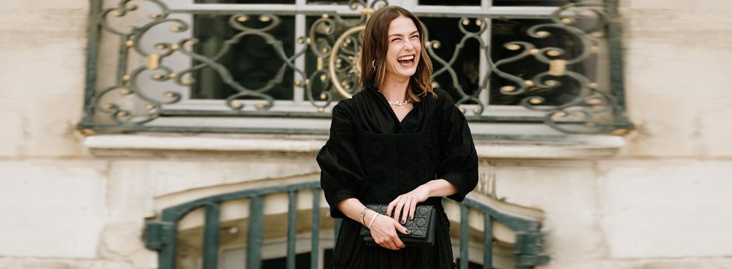 為何「裙子+球鞋」是完美的換季組合？10種裙子搭配球鞋的穿搭推薦，簡單打造氣質運動風