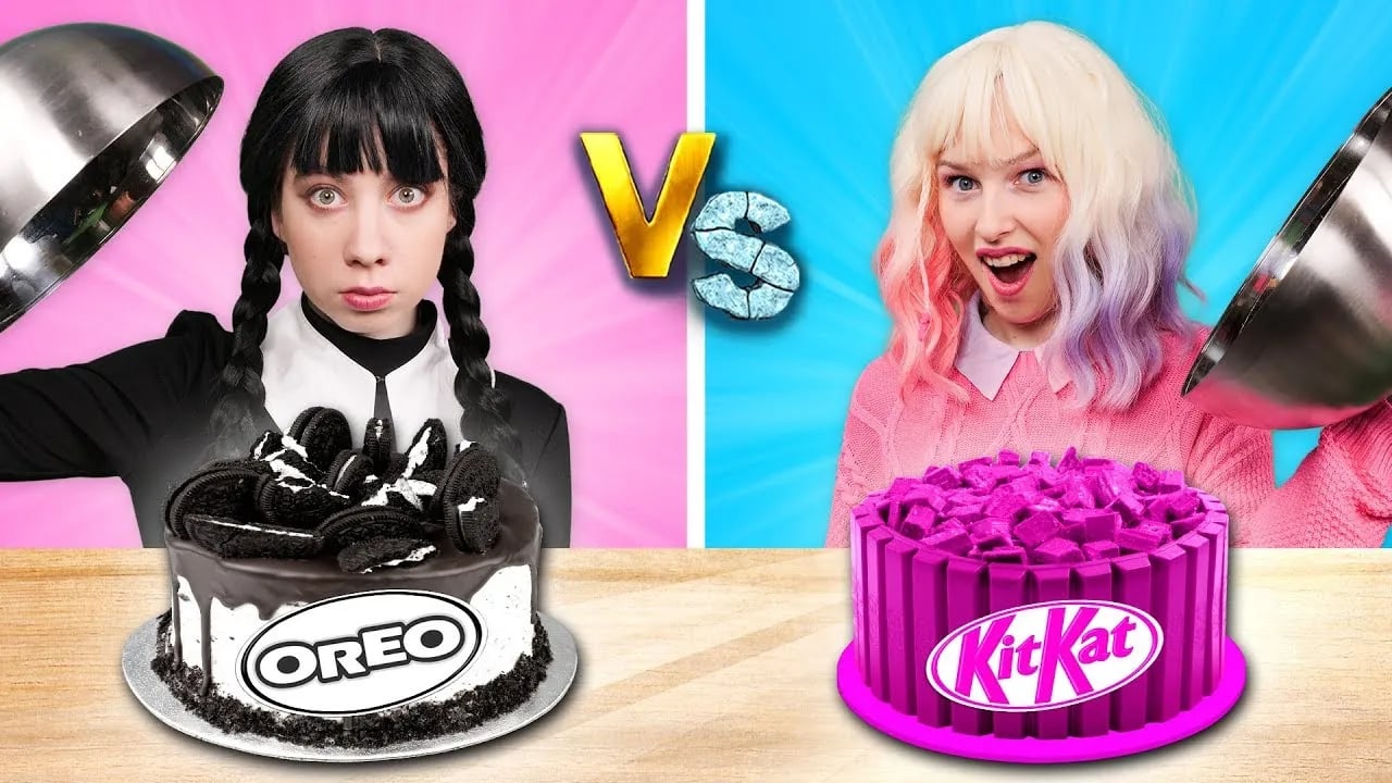 ピンクvs黒食事対決 || エニッド vs ウェンズディ! ゴッチャより最高の食事ハック!!