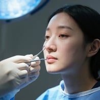 【2025年最新版】「鼻が低い」「団子鼻」で悩むあなたへ。鼻整形で自然に変わる方法と注意点を徹底解説！