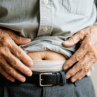 「お腹のふくらみ」「歩くと痛い」放置すると危険――高齢者に多いそけいヘルニアの初期サインとは？ 