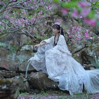 Make a peach blossom crown with silk flowers | 用绢花工艺做了套桃花发冠,带上爱人浪了一把春天丨Liziqi Channel