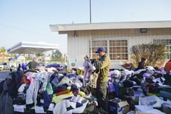 洛杉磯野火賑災湧入大量「舊衣」?物資可以捐,但請勿將災民當垃圾桶