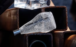 以雙氧水為靈感!Comme des Garçons 30週年紀念香水「ODEUR 10」,再度帶來顛覆常規的香氛體驗