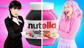 ピンク VS ブラック フードチャレンジ - ウェンズデー VS イーニッド 1色のお菓子しか食べれないチャレンジ by Gotcha!