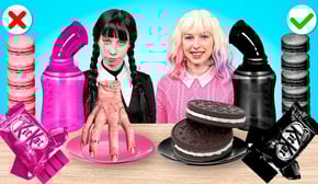 ピンク対ブラックの食べ物チャレンジ！ウェンズデー対イーニッド | 面白いシチュエーション by Gotcha!