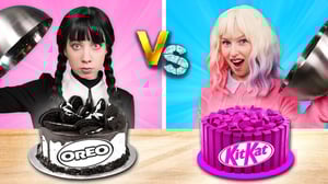 ピンクvs黒食事対決 || エニッド vs ウェンズディ! ゴッチャより最高の食事ハック!!