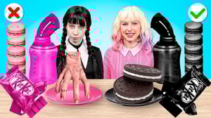 ピンク対ブラックの食べ物チャレンジ!ウェンズデー対イーニッド | 面白いシチュエーション by Gotcha!