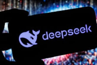 「DeepSeek登場でついに開戦!米中AI戦争が激化、OpenAIのサム・アルトマンが感じる“怖すぎる未来”とは」ン