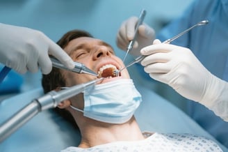 Implanty zębów – ile kosztują w 2025 roku? Porównanie cen w największych miastach