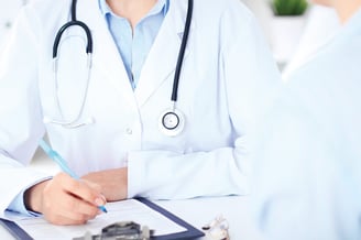 タイトル: そけいヘルニアとは?症状・悪化防止の4つのポイント【専門医解説】