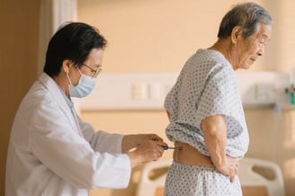 こんな症状にご注意を|高齢者のための椎間板ヘルニアセルフチェックと最新治療法