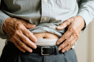 「お腹のふくらみ」「歩くと痛い」放置すると危険――高齢者に多いそけいヘルニアの初期サインとは?