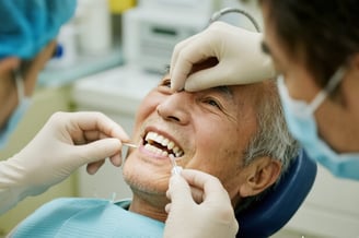 高齢者でも安心のインプラント治療―費用や手術の流れを徹底解説