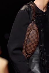 腰包強勢回歸2025:12款必備時尚設計