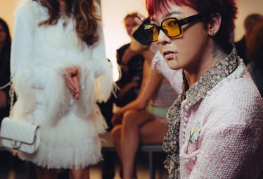 ‘인간 샤넬’ 지드래곤, 핑크 트위드 재킷도 완벽 소화