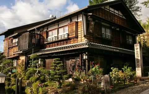 投資家が木造住宅で利益を上げています — さらに詳しく!