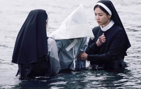 검은 수녀들' 송혜교, 굿당에 간 수녀