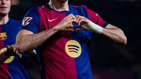 Barcelona 1-0 Vallecano: Lewy's winning penalty goal sends Barca to TOP