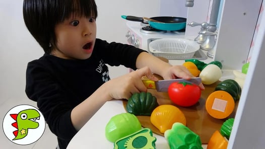 レオくんがキッチンでおりょうりごっこ!たくさんのたべものをきってみよう! トイキッズ