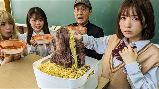 学校の給食に髪の毛が入っていました。。。【寸劇】