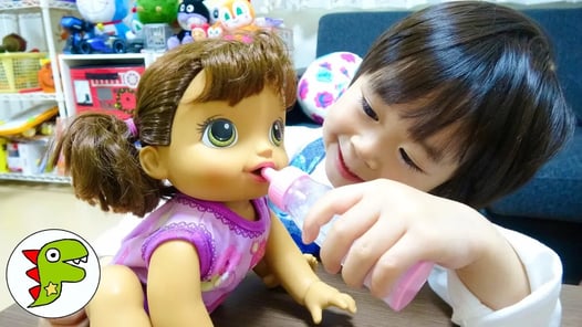 レオくんがクマさんと赤ちゃんのお世話をするよ! トイキッズ
