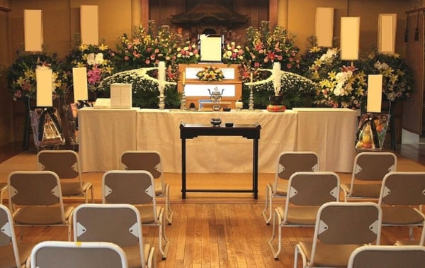 葬儀費用の平均費用は約110万円。内訳や費用を抑える方法を解説