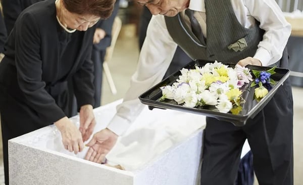 葬儀費用の平均費用は約110万円。内訳や費用を抑える方法を解説
