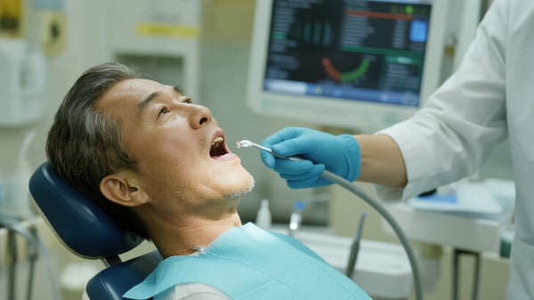 노년층 임플란트, 잇몸 건강을 되찾는 현명한 선택