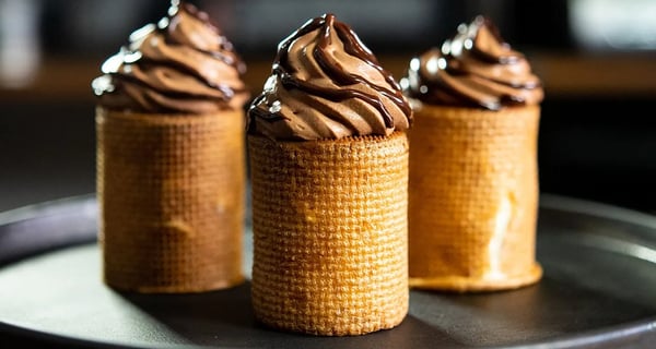 【円筒形シュークリーム】バニラホワイトチョコクリームと濃厚チョコのクリーム