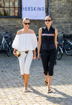 千禧復古風回歸!2025春夏5種「七分褲+長版上衣」穿搭提案,向《慾望城市》凱莉取經