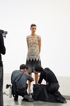 2025 年春夏不再流行的涼鞋,將被「這5款涼鞋」取而代之