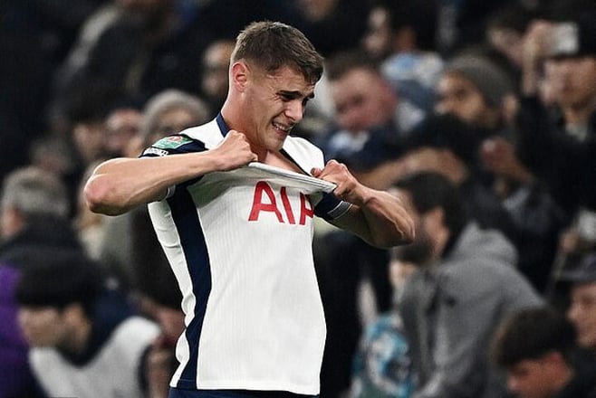 Tottenham suffer Micky van de Ven blow with star ruled out with hamstring injury