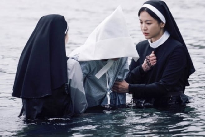 검은 수녀들' 송혜교, 굿당에 간 수녀