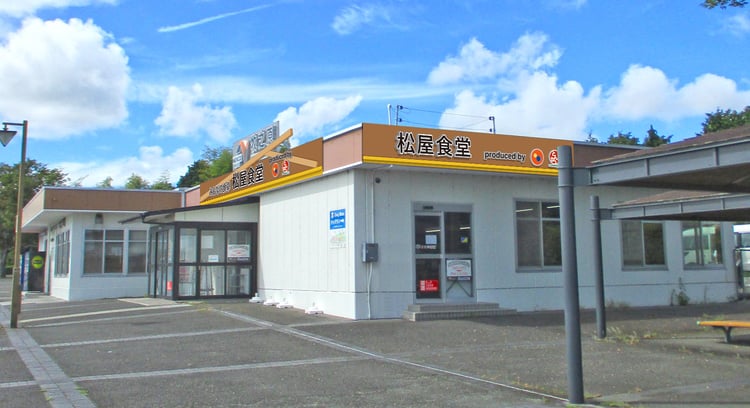 「松のや」の複合店舗「松屋食堂 牧之原SA上り線店」の特製豚汁定食に焦点を当てた記事