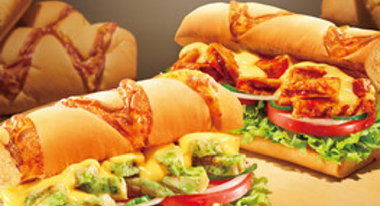 サブウェイ初!チーズブレッド登場!新メニュー「カリとろチーズバジルチキン」「カリとろチーズチリチキン」2025年1月8日より期間限定販売