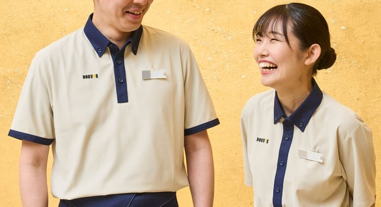 ドトールコーヒーショップ、パートナーの「身だしなみ基準」を改訂　スニーカー着用を可能に